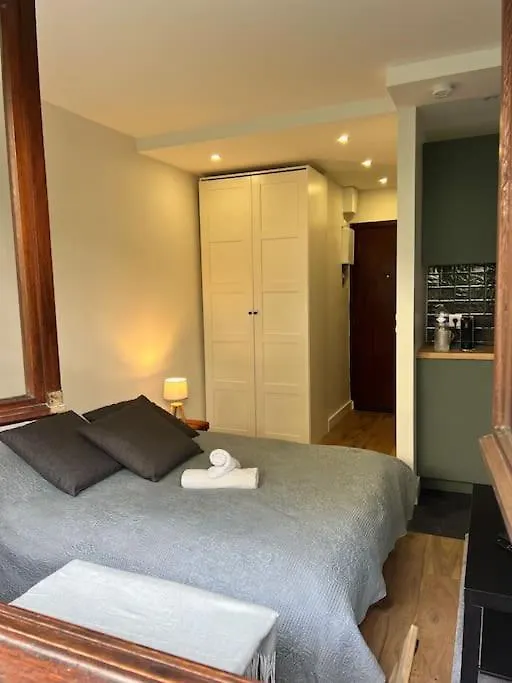 Apartment Studio Buttes Chaumont Refait A Neuf Paris