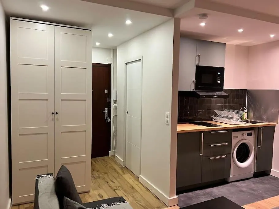 Studio Buttes Chaumont Refait A Neuf Paris Apartment