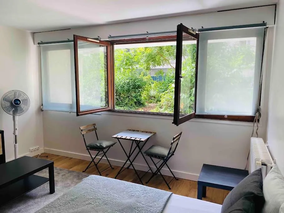 Studio Buttes Chaumont Refait A Neuf Paris France