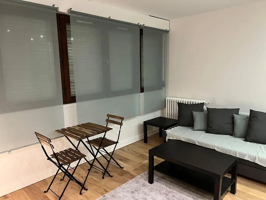 Studio Buttes Chaumont Refait A Neuf Paris