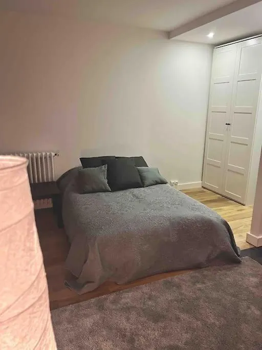 Studio Buttes Chaumont Refait A Neuf Paris